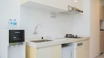 Studio | Privékeuken | Een koelkast, een kookplaat, kookgerei, borden en bestek