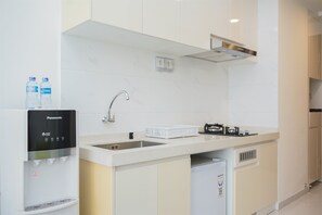Studio | Private kitchen - Studio Room With Comfortable Design At Sky House Bsd Apartment (Pagedangan)