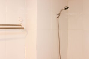 Studio | Badezimmer | Dusche, kostenlose Toilettenartikel, Handtücher