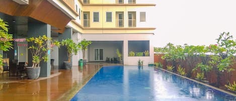 Una piscina al aire libre