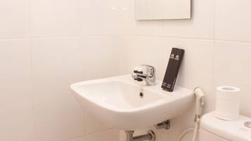 Studio | Bathroom | Shower, free toiletries, towels