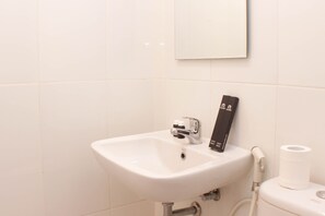 開放式客房 | 浴室 | 淋浴設備、免費盥洗用品、毛巾