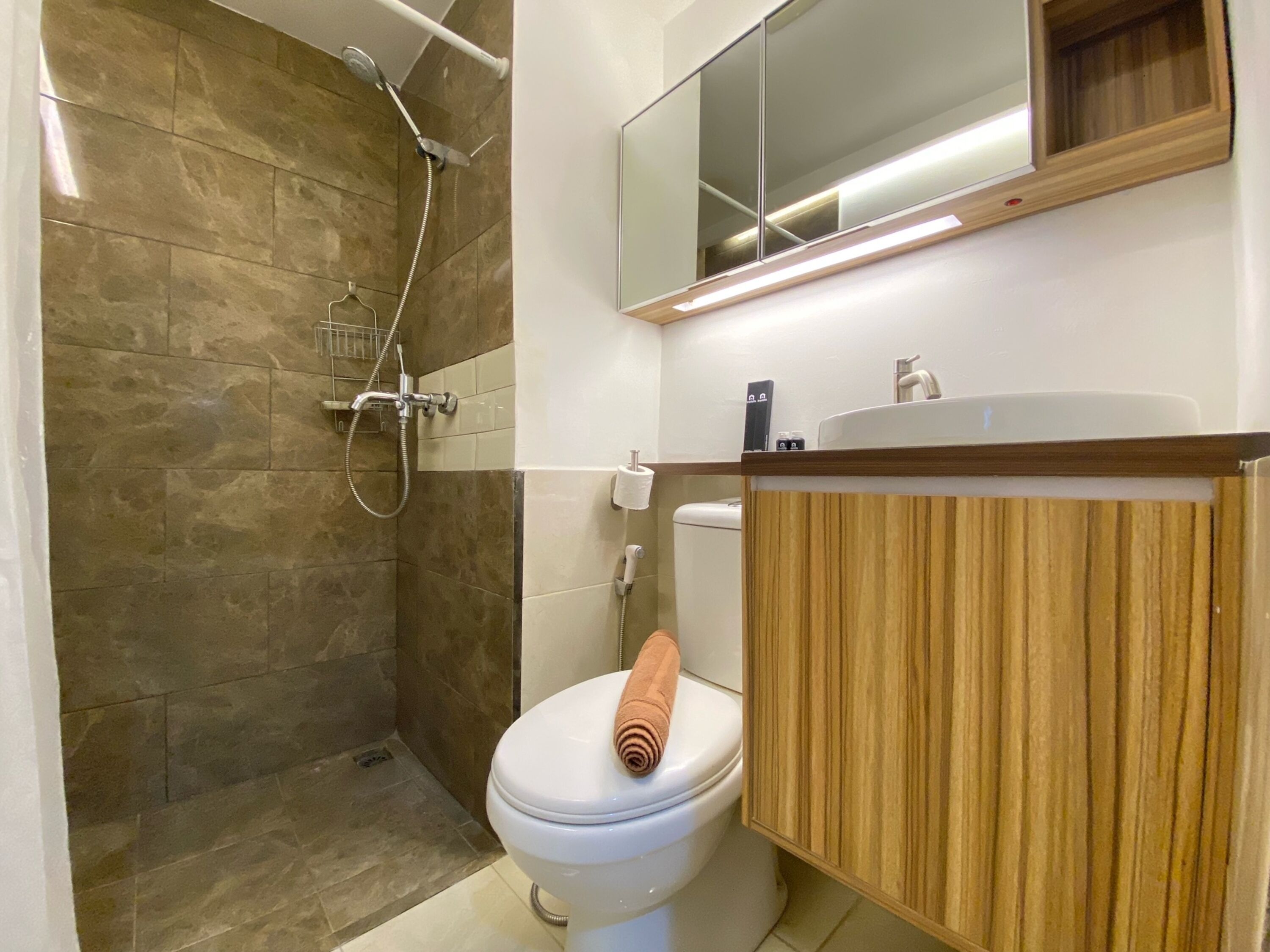 Studio | Badkamer | Een douche, gratis toiletartikelen, handdoeken, zeep