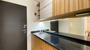 Studio | Eigene Küche | Kühlschrank, Herdplatte, Wasserkocher, Kochgeschirr/Geschirr/Besteck