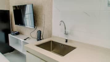 Estudio | Cocina privada | Refrigerador, parrilla de estufa y utensilios de cocina