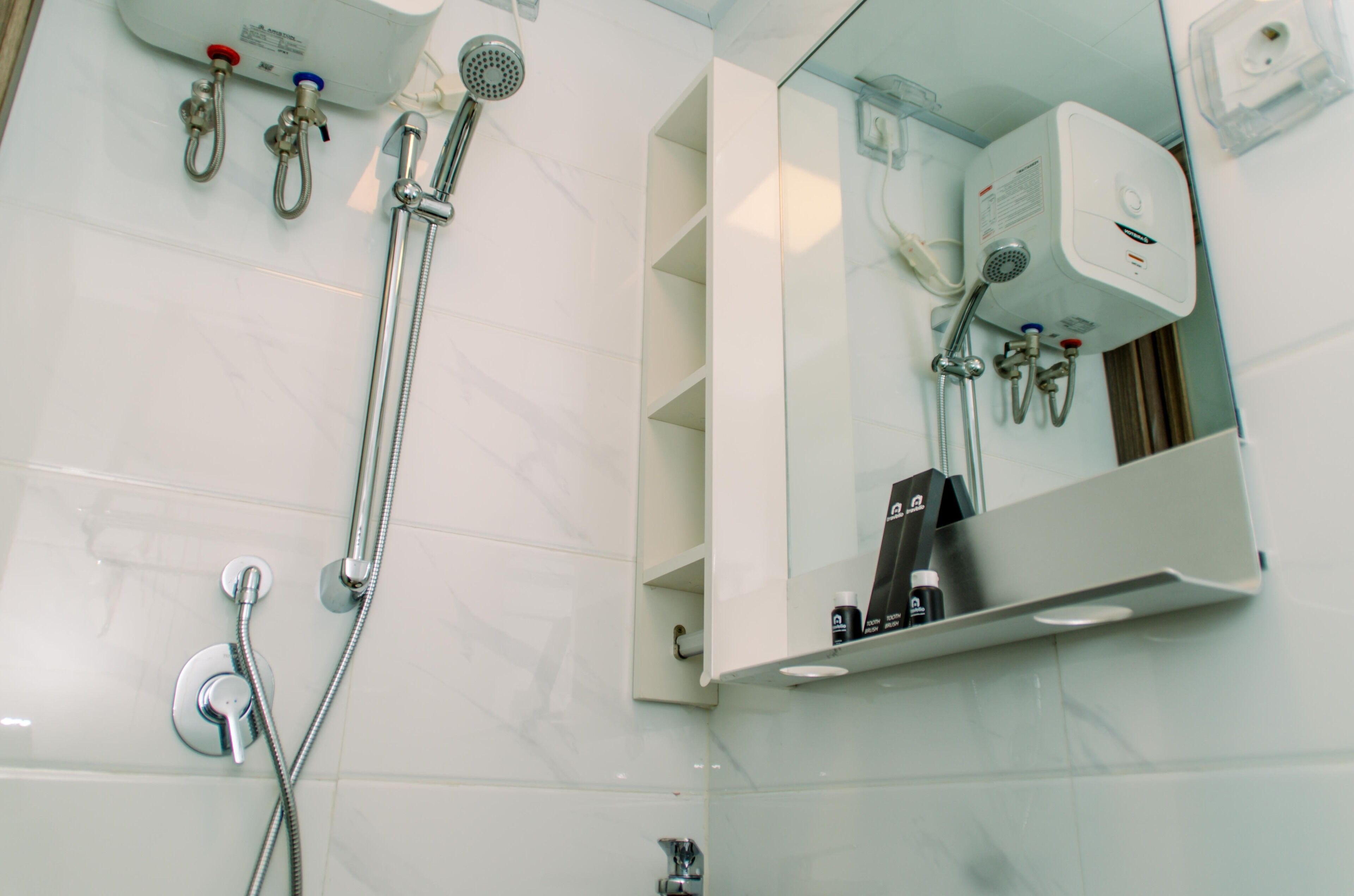 Estudio | Baño | Ducha, artículos de higiene personal gratuitos y toallas