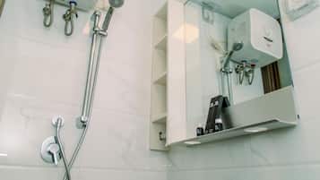 Estudio | Baño | Ducha, artículos de higiene personal gratuitos y toallas