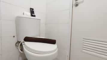 Studio | Bathroom | Shower, free toiletries, towels