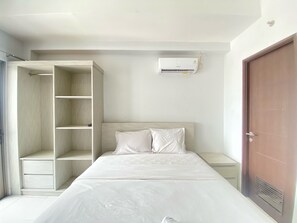 Bed sheets - Spacious Studio Room At Mekarwangi Square Cibaduyut Apartment (Bandung)