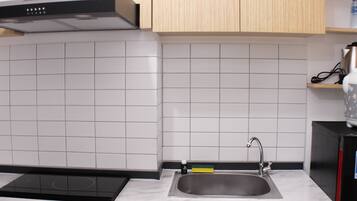 Studio | Private kitchen | Fridge, stovetop, cookware/dishes/utensils