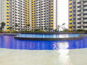 Pool - Nice And Comfy 2Br Springlake Apartment Near Summarecon Bekasi (Bekasi)