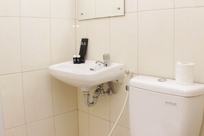 Căn hộ, 2 phòng ngủ | Phòng tắm | Buồng tắm vòi sen, đồ dùng nhà tắm miễn phí, khăn tắm