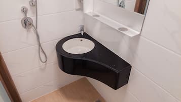 Studio | Bathroom | Shower, free toiletries, towels