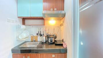 Apartment | Private kitchen | Fridge, stovetop, electric kettle, cookware/dishes/utensils