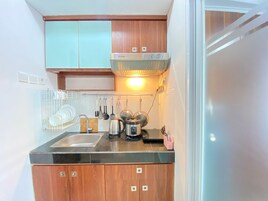 Apartamento | Cocina privada | Frigorífico, placa de cocina, hervidor eléctrico y utensilios de cocina