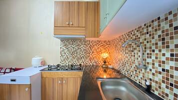 Apartament, 2 dormitoris | Cuina privada | Frigorífic, placa de cuina i utensilis de cuina, vaixella i coberteria