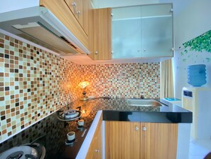 Private kitchen - Adorable Classic 2Br Gateway Ahmad Yani Cicadas Bandung Apartment (Bandung)