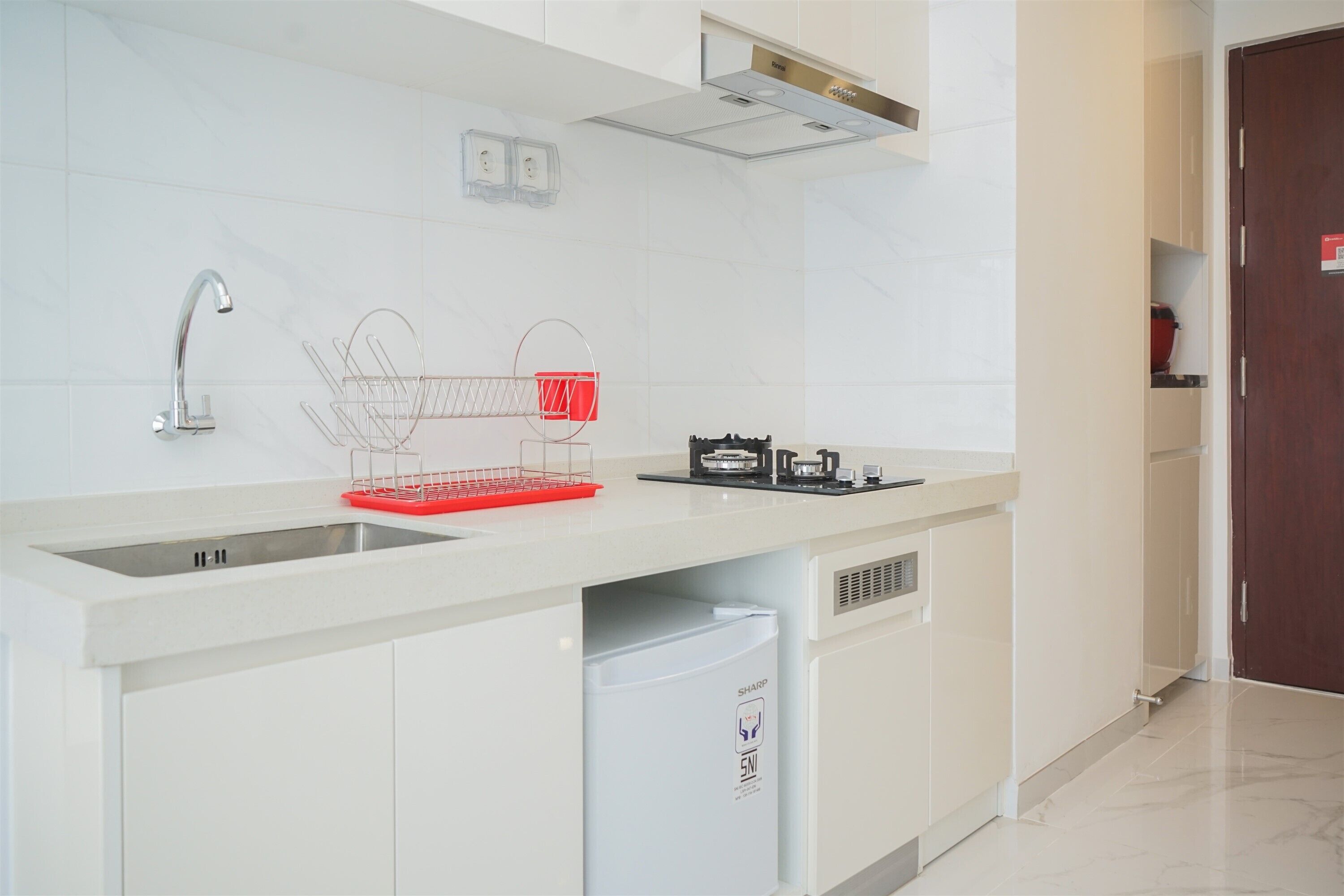 Studio | Private kitchen | Fridge, stovetop, cookware/dishes/utensils