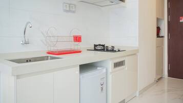 Studio | Dapur pribadi | Lemari es, kompor, dan peralatan masak/sendok-piring