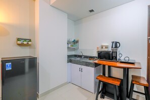 Fridge, stovetop, cookware/dishes/utensils