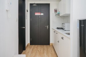 Estudio | Cocina privada | Refrigerador, parrilla de estufa y utensilios de cocina