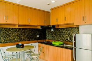 Private kitchen - Comfort And Elegant 2Br At City Home Moi Apartment (Jakarta)
