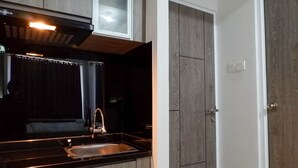 Studio | Dapur pribadi | Lemari es, kompor, dan peralatan masak/sendok-piring