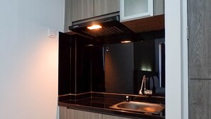 Studio | Dapur pribadi | Lemari es, kompor, dan peralatan masak/sendok-piring