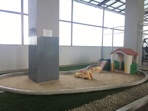 Zona de jocs infantil: coberta