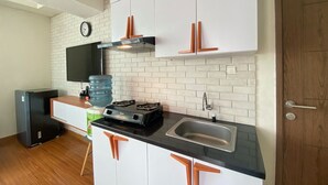 Apartemen | Dapur pribadi | Lemari es, kompor, dan peralatan masak/sendok-piring
