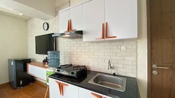 apartman | Privát konyha | Hűtőszekrény, főzőlap és főzőedények/tányérok/evőeszközök