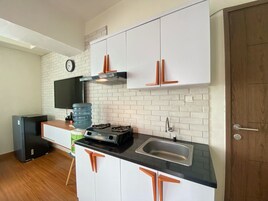 Refrigerador, placa de cocina, utensilios de cocina