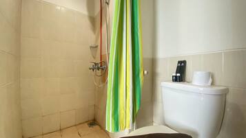 Ducha, artículos de tocador gratuitos, toallas