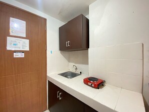 Private kitchen - Affordable Studio Room Pool View Pinewood Jatinangor Apartment (Cileunyi)