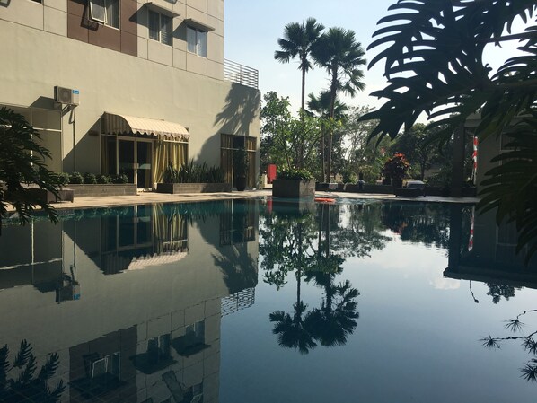 Outdoor pool - Affordable Studio Room Pool View Pinewood Jatinangor Apartment (Cileunyi)