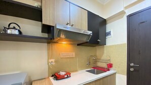 Una cocina compacta con estufa integrada, un lavabo y un microondas.