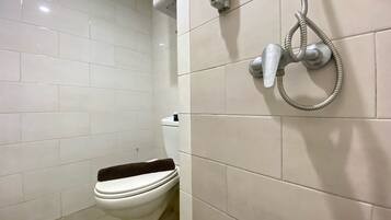 Apartment, 2 Bedrooms | Bathroom | Shower, free toiletries, towels