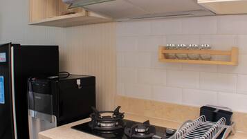 Studiolejlighed | Privat køkken | Køleskab, kogeplade, køkkentøj/tallerkener/redskaber