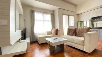 Apartamento, 3 habitaciones | Zona de estar | Una televisión
