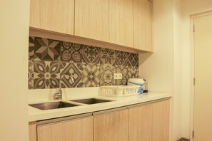 Private kitchen - Spacious And Modern 3Br Apartment At Simprug Park Residences (Jakarta)