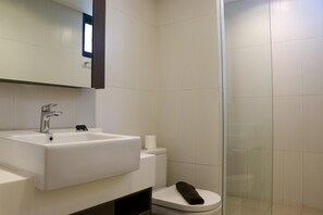 Appartement, 3 slaapkamers | Badkamer | Een douche, gratis toiletartikelen, handdoeken