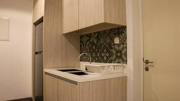 Apartment, 3 Bedrooms | Private kitchen | Fridge, stovetop, cookware/dishes/utensils