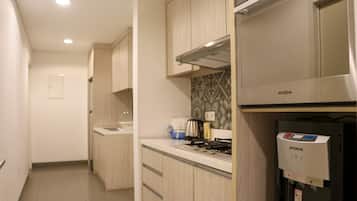 Apartment, 3 Bedrooms | Private kitchen | Fridge, stovetop, cookware/dishes/utensils