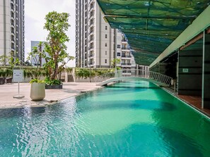 Outdoor pool - Elegant Studio Pacific Garden Apartment Near Alam Sutera (Tangerang)
