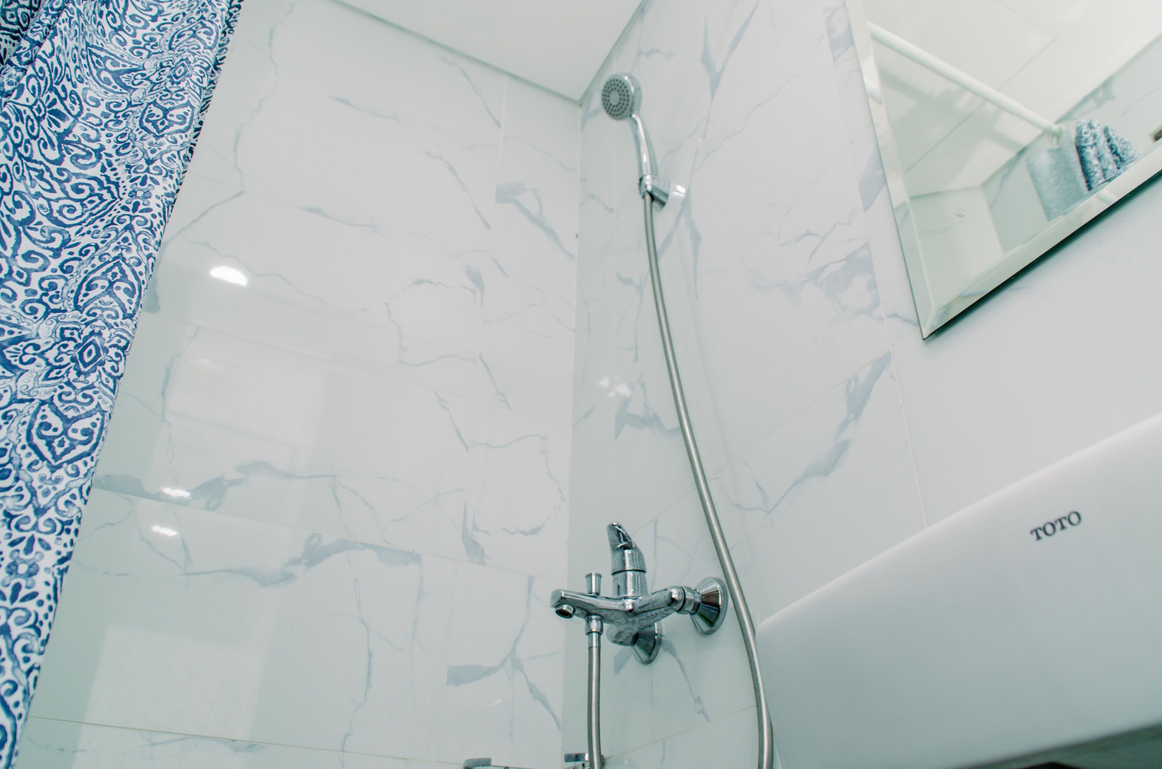 Studio | Bathroom | Shower, free toiletries, towels