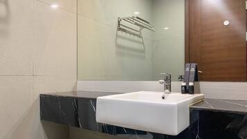Estudio | Baño | Regadera, amenidades de baño gratuitas, toallas