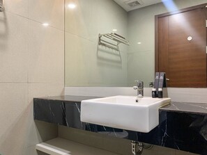 Studio | Kylpyhuone | Suihku, ilmaiset hygieniatuotteet, pyyhkeet