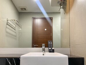 Studiolejlighed | Badeværelse | Bruser, gratis toiletartikler, håndklæder