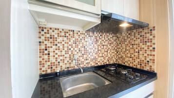 Apartamento | Cocina privada | Frigorífico, placa de cocina y utensilios de cocina