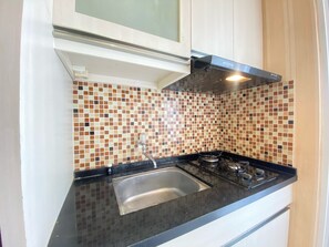 Private kitchen - Classic Private 1Br Apartment At Parahyangan Residence Bandung (Bandung)